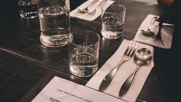 Pushpin 圖釘餐酒：Pushpin 圖釘餐酒｜高雄捷運鹽埕埔站1號出口｜營業直至初九之小酒館 ｜高雄駁二過年小酌好去處