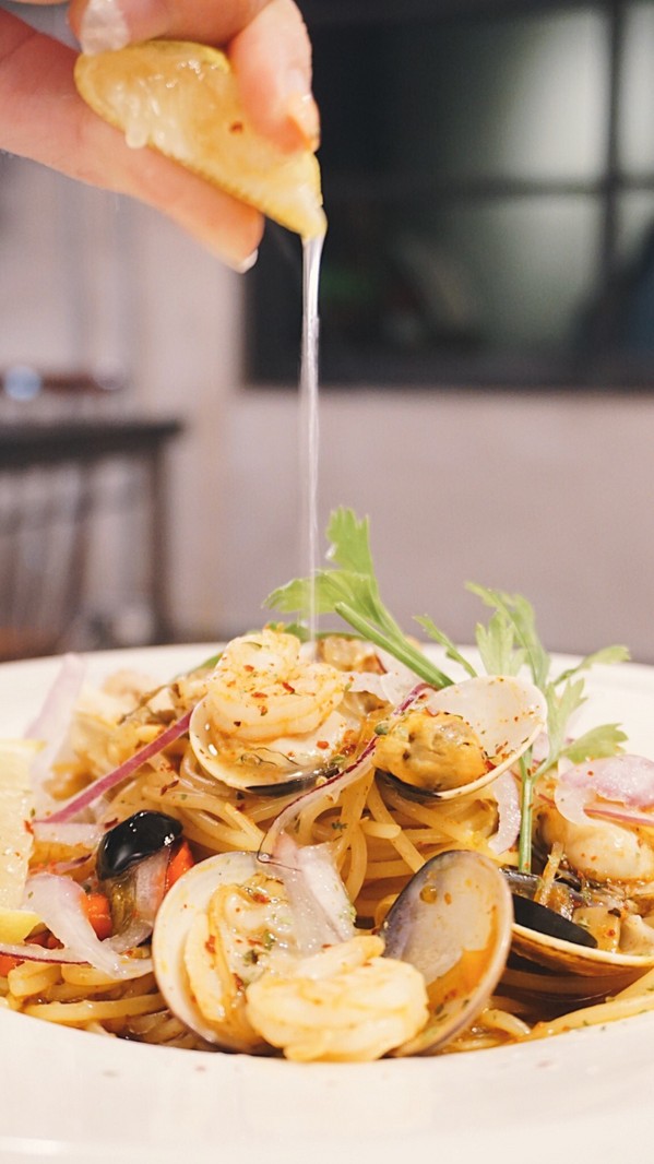 Pushpin 圖釘餐酒：Pushpin 圖釘餐酒｜高雄捷運鹽埕埔站1號出口｜營業直至初九之小酒館 ｜高雄駁二過年小酌好去處