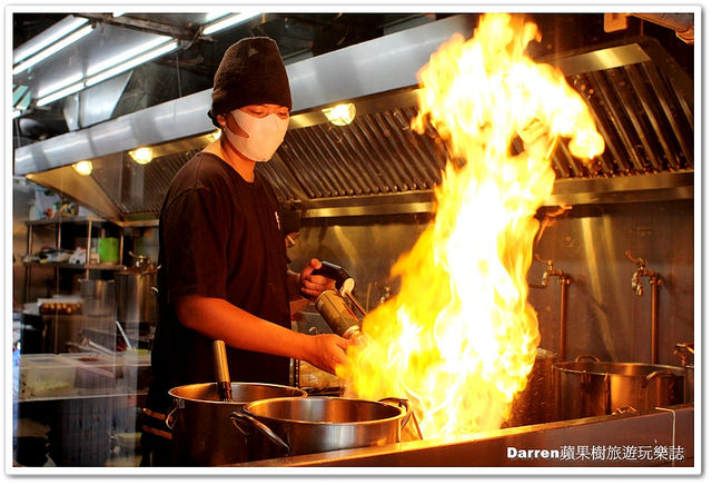 『台北東區拉麵店』札幌炎神拉麵★來自北海道1300度高溫炙燒拉麵炎之技視覺效果超震撼/捷運國父紀念館站美食