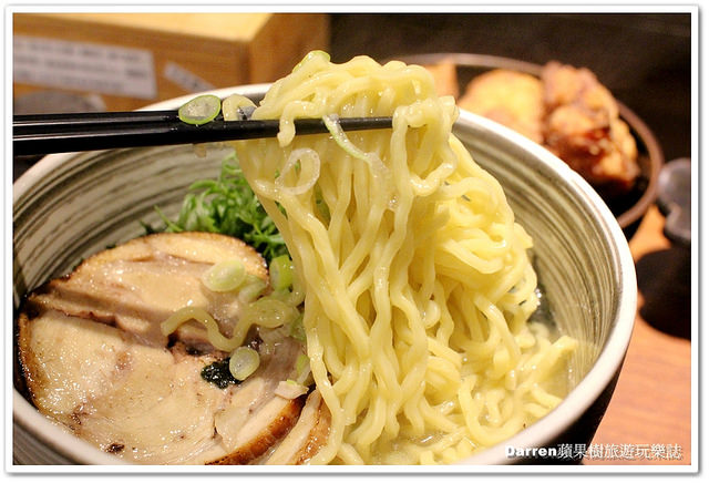 『台北東區拉麵店』札幌炎神拉麵★來自北海道1300度高溫炙燒拉麵炎之技視覺效果超震撼/捷運國父紀念館站美食