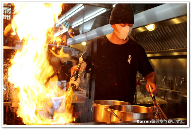 『台北東區拉麵店』札幌炎神拉麵★來自北海道1300度高溫炙燒拉麵炎之技視覺效果超震撼/捷運國父紀念館站美食