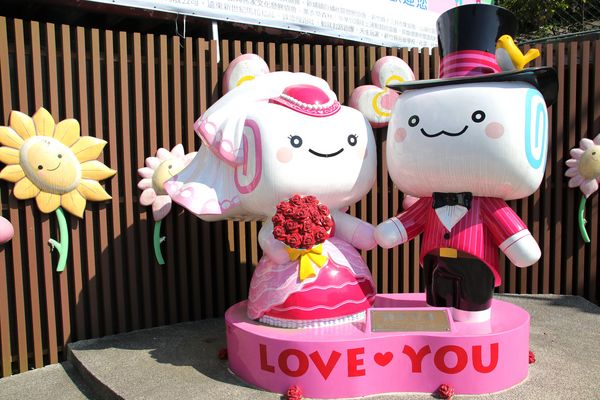 水月灣仙境內灣動漫園區:【新竹景點】饅頭家族愛情花園~免費景點親子遊、內灣好神文創館、親子互動、幸福愛情、平安吉祥和財運富貴通通都一次祈求到位囉