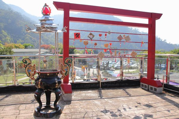 水月灣仙境內灣動漫園區:【新竹景點】饅頭家族愛情花園~免費景點親子遊、內灣好神文創館、親子互動、幸福愛情、平安吉祥和財運富貴通通都一次祈求到位囉