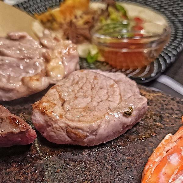 大安區牛排 | 凱恩斯岩燒牛排 台北大安店 400度岩石燒烤 自己動手烤牛排