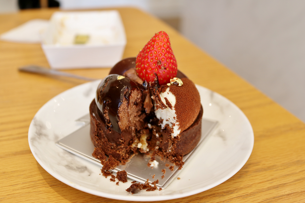 台南｜蘇格蕾法式甜點 Le Sucré Pâtisserie 期間限定草莓千層．新品可可先生 - 奇奇一起玩樂趣