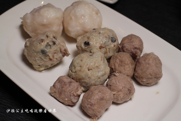 饗牛二館:新莊人氣溫體牛火鍋『饗牛二館-火鍋·鮮牛肉專賣店』熱炒/牛肉麵/牛排一樣厚的肉塊煮火鍋