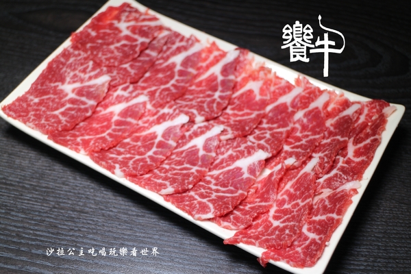 饗牛二館:新莊人氣溫體牛火鍋『饗牛二館-火鍋·鮮牛肉專賣店』熱炒/牛肉麵/牛排一樣厚的肉塊煮火鍋