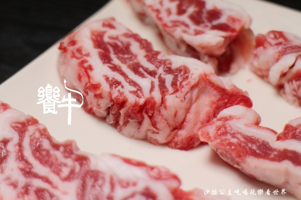 饗牛二館:新莊人氣溫體牛火鍋『饗牛二館-火鍋·鮮牛肉專賣店』熱炒/牛肉麵/牛排一樣厚的肉塊煮火鍋