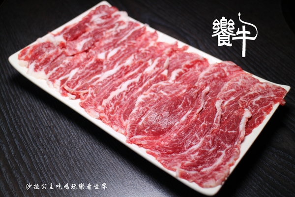 饗牛二館:新莊人氣溫體牛火鍋『饗牛二館-火鍋·鮮牛肉專賣店』熱炒/牛肉麵/牛排一樣厚的肉塊煮火鍋