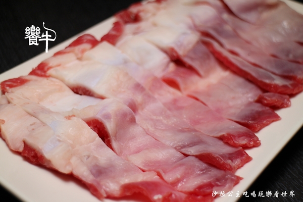 饗牛二館:新莊人氣溫體牛火鍋『饗牛二館-火鍋·鮮牛肉專賣店』熱炒/牛肉麵/牛排一樣厚的肉塊煮火鍋