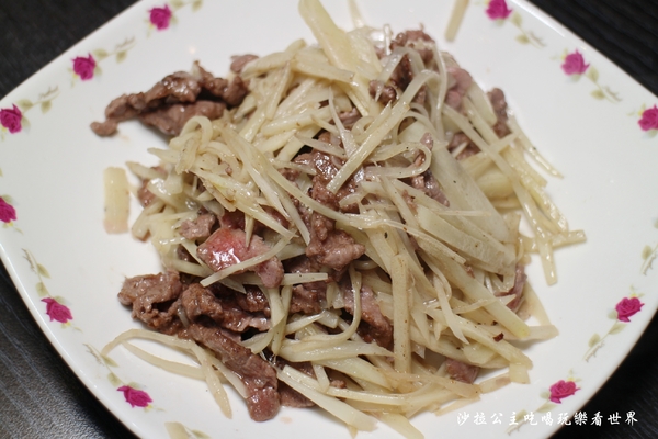 饗牛二館:新莊人氣溫體牛火鍋『饗牛二館-火鍋·鮮牛肉專賣店』熱炒/牛肉麵/牛排一樣厚的肉塊煮火鍋