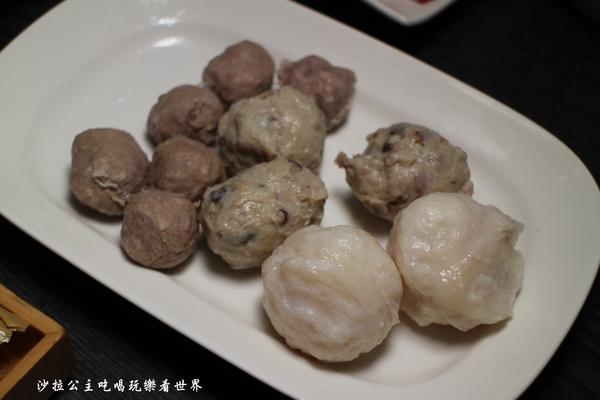 饗牛二館:新莊人氣溫體牛火鍋『饗牛二館-火鍋·鮮牛肉專賣店』熱炒/牛肉麵/牛排一樣厚的肉塊煮火鍋