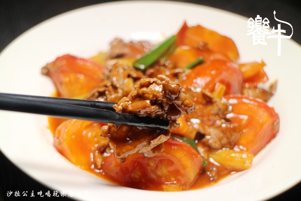 饗牛二館:新莊人氣溫體牛火鍋『饗牛二館-火鍋·鮮牛肉專賣店』熱炒/牛肉麵/牛排一樣厚的肉塊煮火鍋