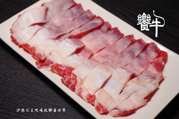 饗牛二館:新莊人氣溫體牛火鍋『饗牛二館-火鍋·鮮牛肉專賣店』熱炒/牛肉麵/牛排一樣厚的肉塊煮火鍋