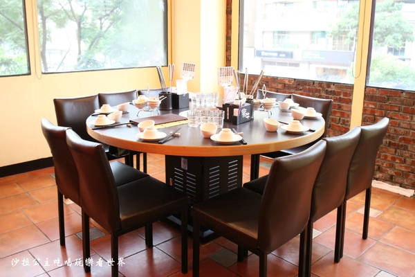 饗牛二館:新莊人氣溫體牛火鍋『饗牛二館-火鍋·鮮牛肉專賣店』熱炒/牛肉麵/牛排一樣厚的肉塊煮火鍋