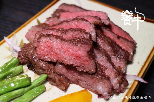 饗牛二館:新莊人氣溫體牛火鍋『饗牛二館-火鍋·鮮牛肉專賣店』熱炒/牛肉麵/牛排一樣厚的肉塊煮火鍋