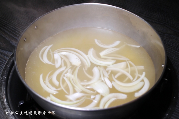 饗牛二館:新莊人氣溫體牛火鍋『饗牛二館-火鍋·鮮牛肉專賣店』熱炒/牛肉麵/牛排一樣厚的肉塊煮火鍋