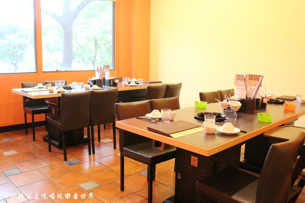 饗牛二館:新莊人氣溫體牛火鍋『饗牛二館-火鍋·鮮牛肉專賣店』熱炒/牛肉麵/牛排一樣厚的肉塊煮火鍋