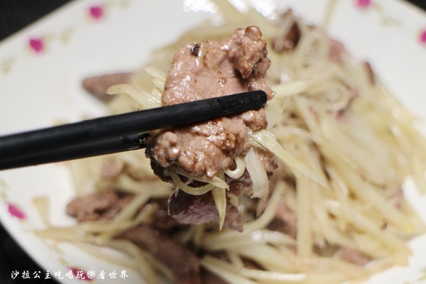 饗牛二館:新莊人氣溫體牛火鍋『饗牛二館-火鍋·鮮牛肉專賣店』熱炒/牛肉麵/牛排一樣厚的肉塊煮火鍋