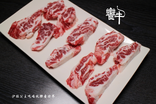 饗牛二館:新莊人氣溫體牛火鍋『饗牛二館-火鍋·鮮牛肉專賣店』熱炒/牛肉麵/牛排一樣厚的肉塊煮火鍋