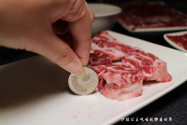 饗牛二館:新莊人氣溫體牛火鍋『饗牛二館-火鍋·鮮牛肉專賣店』熱炒/牛肉麵/牛排一樣厚的肉塊煮火鍋