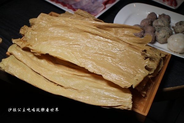 饗牛二館:新莊人氣溫體牛火鍋『饗牛二館-火鍋·鮮牛肉專賣店』熱炒/牛肉麵/牛排一樣厚的肉塊煮火鍋