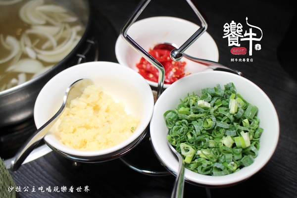 饗牛二館:新莊人氣溫體牛火鍋『饗牛二館-火鍋·鮮牛肉專賣店』熱炒/牛肉麵/牛排一樣厚的肉塊煮火鍋