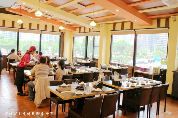 饗牛二館:新莊人氣溫體牛火鍋『饗牛二館-火鍋·鮮牛肉專賣店』熱炒/牛肉麵/牛排一樣厚的肉塊煮火鍋