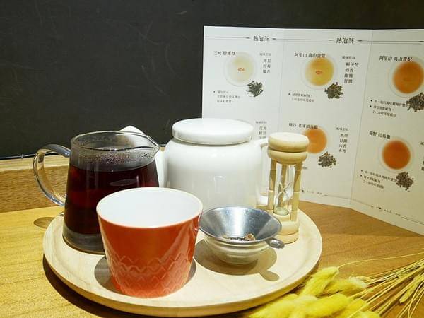 Awhile 外兒小館:Awhile 外兒小館-板橋巷弄內特色餐館 結合台灣茶、咖啡、藝術和復古生活 很適合慢活的空間 快來用餐看畫展吧