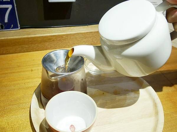 Awhile 外兒小館:Awhile 外兒小館-板橋巷弄內特色餐館 結合台灣茶、咖啡、藝術和復古生活 很適合慢活的空間 快來用餐看畫展吧