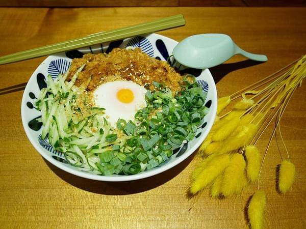 Awhile 外兒小館:Awhile 外兒小館-板橋巷弄內特色餐館 結合台灣茶、咖啡、藝術和復古生活 很適合慢活的空間 快來用餐看畫展吧