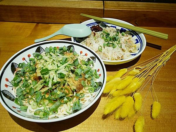 Awhile 外兒小館:Awhile 外兒小館-板橋巷弄內特色餐館 結合台灣茶、咖啡、藝術和復古生活 很適合慢活的空間 快來用餐看畫展吧