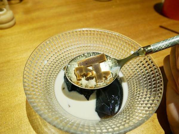 Awhile 外兒小館:Awhile 外兒小館-板橋巷弄內特色餐館 結合台灣茶、咖啡、藝術和復古生活 很適合慢活的空間 快來用餐看畫展吧