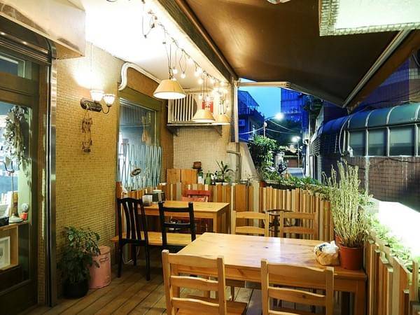 Awhile 外兒小館:Awhile 外兒小館-板橋巷弄內特色餐館 結合台灣茶、咖啡、藝術和復古生活 很適合慢活的空間 快來用餐看畫展吧