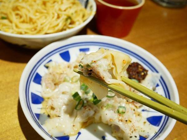 Awhile 外兒小館:Awhile 外兒小館-板橋巷弄內特色餐館 結合台灣茶、咖啡、藝術和復古生活 很適合慢活的空間 快來用餐看畫展吧