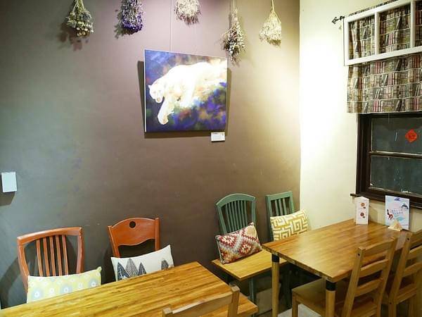 Awhile 外兒小館:Awhile 外兒小館-板橋巷弄內特色餐館 結合台灣茶、咖啡、藝術和復古生活 很適合慢活的空間 快來用餐看畫展吧
