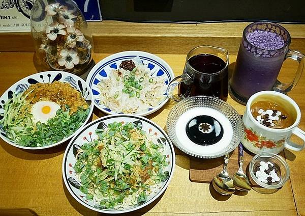 Awhile 外兒小館:Awhile 外兒小館-板橋巷弄內特色餐館 結合台灣茶、咖啡、藝術和復古生活 很適合慢活的空間 快來用餐看畫展吧