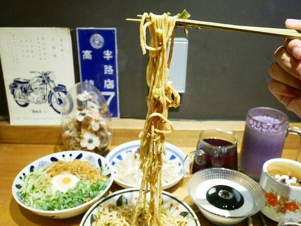 Awhile 外兒小館:Awhile 外兒小館-板橋巷弄內特色餐館 結合台灣茶、咖啡、藝術和復古生活 很適合慢活的空間 快來用餐看畫展吧