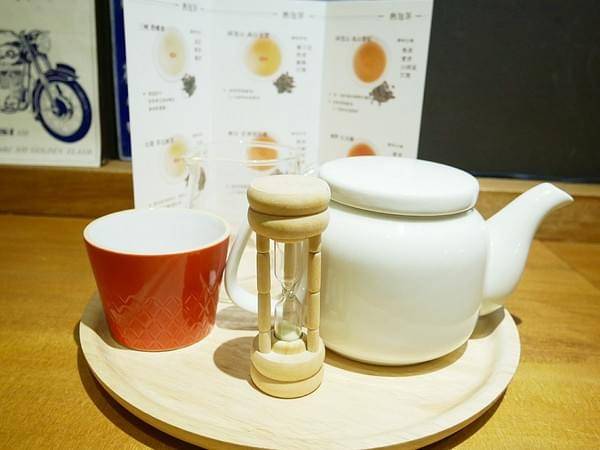 Awhile 外兒小館:Awhile 外兒小館-板橋巷弄內特色餐館 結合台灣茶、咖啡、藝術和復古生活 很適合慢活的空間 快來用餐看畫展吧