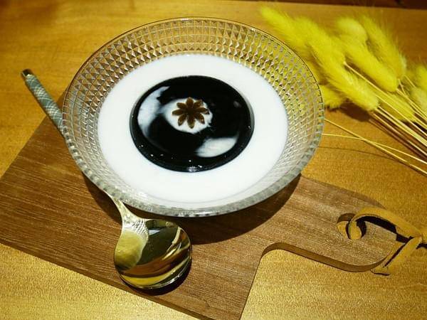 Awhile 外兒小館:Awhile 外兒小館-板橋巷弄內特色餐館 結合台灣茶、咖啡、藝術和復古生活 很適合慢活的空間 快來用餐看畫展吧