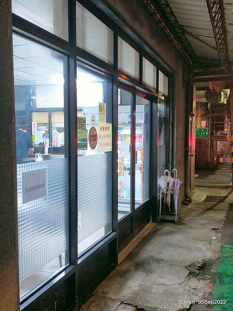 (南港美食)「山東餃子館」(Pork-chives dumpling , Big Braised Noodles store), Taipei, Taiwan, Sep 5, 2022.