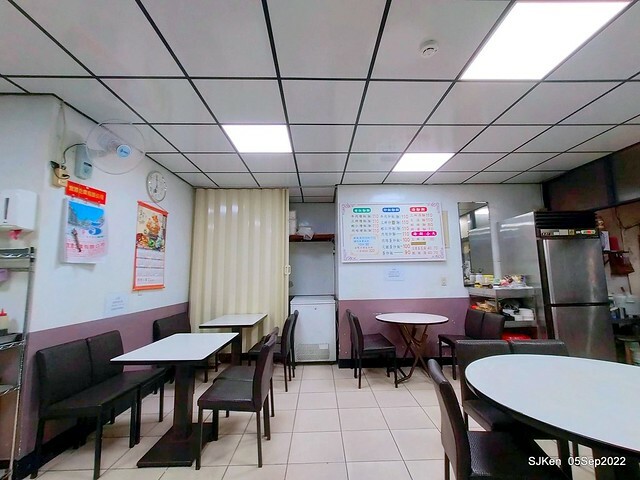 (南港美食)「山東餃子館」(Pork-chives dumpling , Big Braised Noodles store), Taipei, Taiwan, Sep 5, 2022.