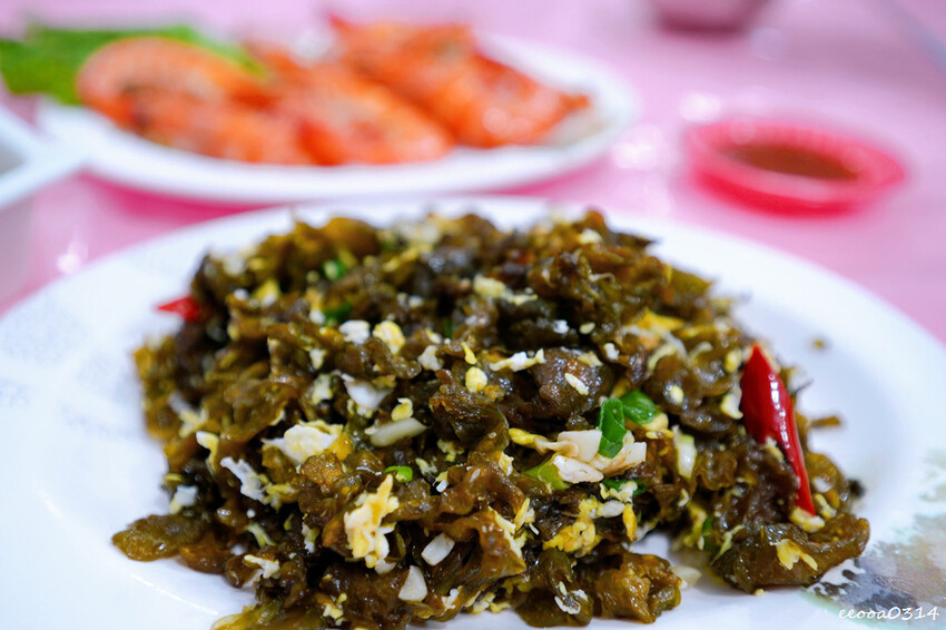 紅柴坑漁港旁「阿三哥海產店」，坐擁小漁港無敵美景，墾丁海鮮餐