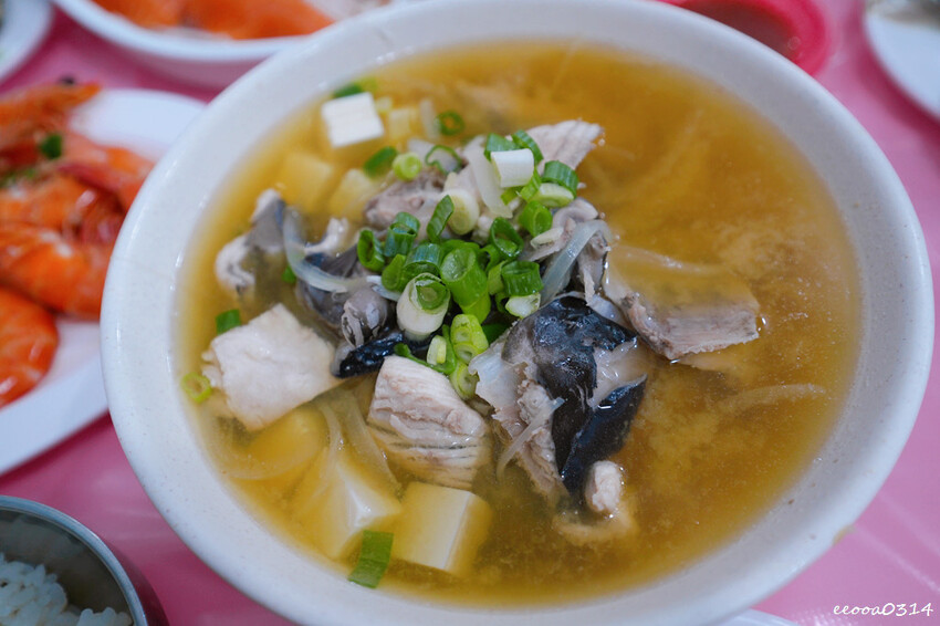 紅柴坑漁港旁「阿三哥海產店」，坐擁小漁港無敵美景，墾丁海鮮餐