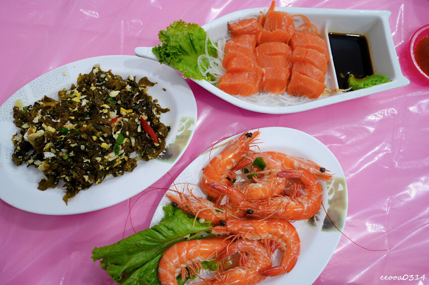 紅柴坑漁港旁「阿三哥海產店」，坐擁小漁港無敵美景，墾丁海鮮餐