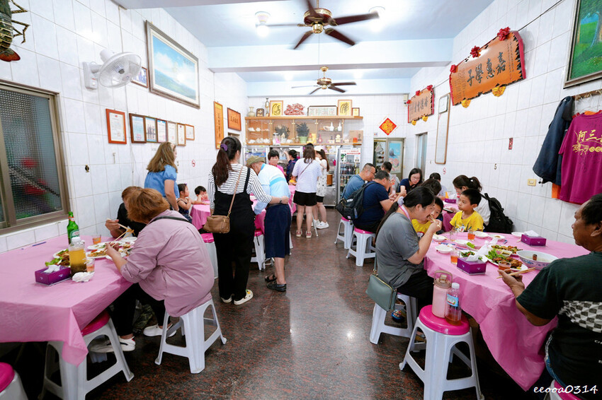 紅柴坑漁港旁「阿三哥海產店」，坐擁小漁港無敵美景，墾丁海鮮餐