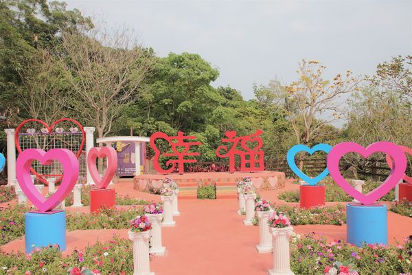 今夜星辰休閒農場：【彰化景點】今夜星辰休閒農場。超浪漫的LOVE愛心場景/童話般的婚紗外拍場景/草泥馬&駱馬&小動物餵食/情侶親子的輕旅行