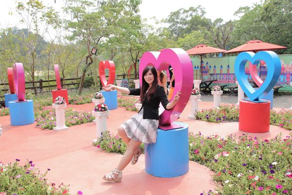 今夜星辰休閒農場：【彰化景點】今夜星辰休閒農場。超浪漫的LOVE愛心場景/童話般的婚紗外拍場景/草泥馬&駱馬&小動物餵食/情侶親子的輕旅行