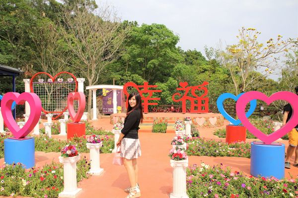 今夜星辰休閒農場：【彰化景點】今夜星辰休閒農場。超浪漫的LOVE愛心場景/童話般的婚紗外拍場景/草泥馬&駱馬&小動物餵食/情侶親子的輕旅行