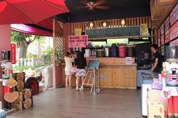 今夜星辰休閒農場：【彰化景點】今夜星辰休閒農場。超浪漫的LOVE愛心場景/童話般的婚紗外拍場景/草泥馬&駱馬&小動物餵食/情侶親子的輕旅行